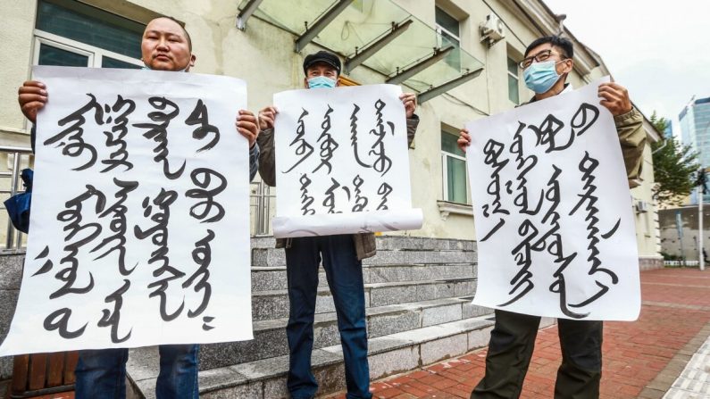 Mongóis protestam junto ao Ministério das Relações Exteriores em Ulaanbaatar, a capital da Mongólia, contra o plano da China de introduzir aulas exclusivamente em mandarim em escolas na vizinha região chinesa da Mongólia Interior em 31 de agosto de 2020 (Byambasuren Byamba- Ochir / AFP via Getty Images)