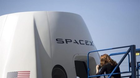 Cápsula de resgate da SpaceX atraca na ISS para resgatar astronautas presos