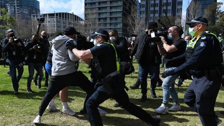 Protestos contra confinamento terminam com pelo menos 18 presos na Austrália