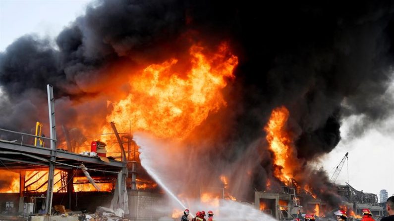 Um novo incêndio estourou esta quinta-feira no porto de Beirute por motivos ainda desconhecidos um mês após outro incêndio ter causado uma gigantesca explosão no mesmo local que devastou a cidade e deixou quase 200 mortos (EFE / EPA / WAEL HAMZEH )