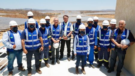 Bolsonaro é recebido com festa ao inaugurar usina fotovoltaica no interior da Paraíba