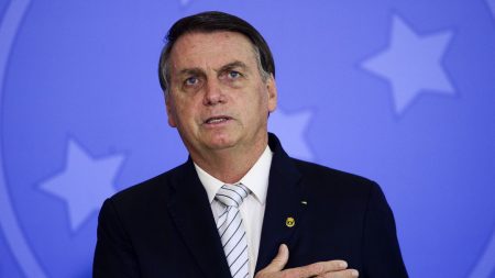 Bolsonaro dá entrada em hospital para investigar soluços