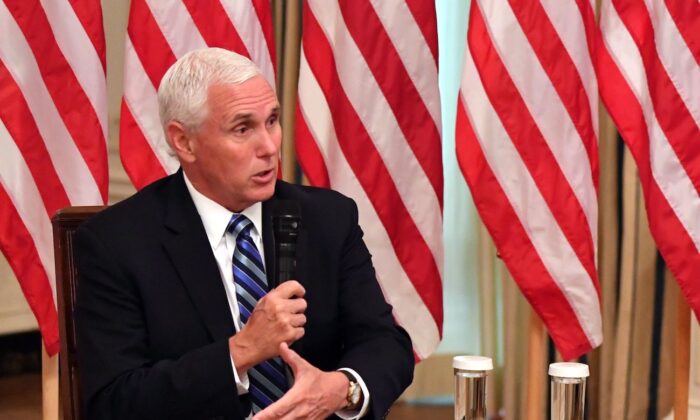 O vice-presidente Mike Pence participou do evento "Trazendo as crianças da América com segurança de volta à escola" na Sala de Estado da Casa Branca em Washington em 12 de agosto de 2020 (Nicholas Kamm / AFP via Getty Images)