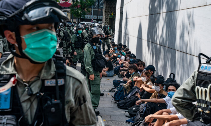 A polícia de choque detém em massa manifestantes pró-democracia durante um comício no distrito de Causeway Bay, em Hong Kong, em 27 de maio de 2020 (Anthony Kwan / Getty Images)