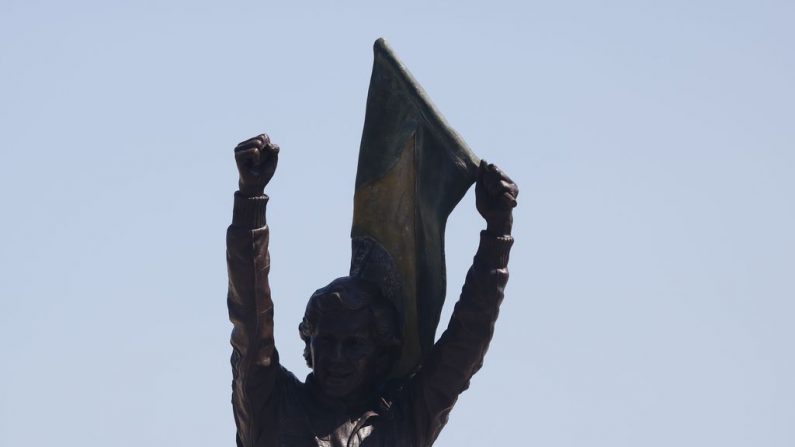 Estátua do piloto Ayrton Senna em tamanho real é instalada no calçadão de Copacabana ( Foto: Fernando Frazão/Agência Brasil)