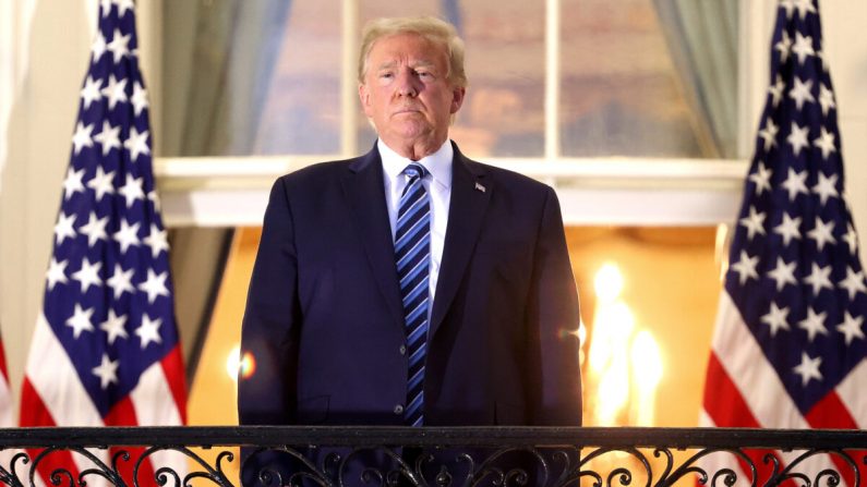 O presidente Donald Trump de pé na varanda Truman após retornar à Casa Branca do Centro Médico Militar Nacional Walter Reed, em 5 de outubro de 2020 (Win McNamee / Getty Images)