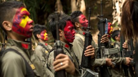 Guerrilhas comunistas filipinas apontam armas para empresas chinesas