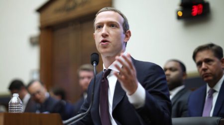 Facebook se retrata e afirma que banirá a negação do Holocausto de sua plataforma