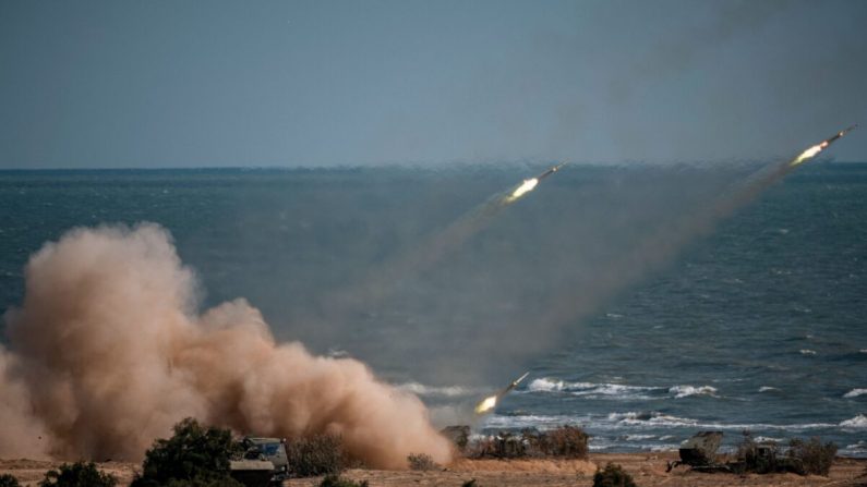 Tropas da China, Rússia, Irã, Paquistão e Mianmar lançam foguetes de sistemas de mísseis durante os exercícios militares "Cáucaso-2020" na cordilheira Turali, na costa do Mar Cáspio, na República do Daguestão, no sul da Rússia em 23 Setembro de 2020 (DIMITAR DILKOFF / AFP via Getty Images)