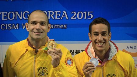 Nicholas Santos vence os 50 metros borboleta em competição na Hungria