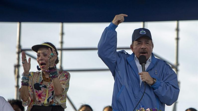 Na imagem, o ditador da Nicarágua, Daniel Ortega (direita), e sua esposa, Rosario Murillo (EFE / Jorge Torres / Arquivo)