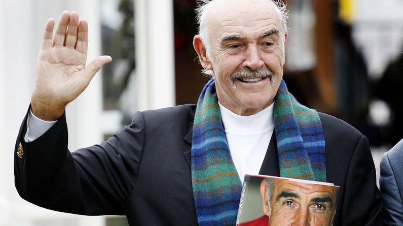 A lenda do cinema escocês Sir Sean Connery posa para fotógrafos enquanto promove seu novo livro, chamado 'Being a Scot' no Festival Internacional do Livro de Edimburgo, nos jardins de Charlotte Square, em Edimburgo (Foto Ed Jones / AFP via Getty Images)