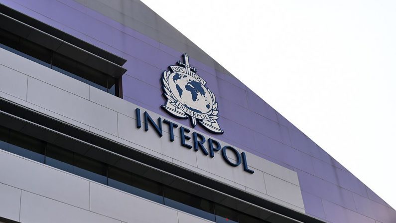 Logotipo no recém-concluído edifício do Complexo Global para Inovação da Interpol é visto durante a cerimônia de abertura em Cingapura (Foto ROSLAN RAHMAN / AFP via Getty Images)