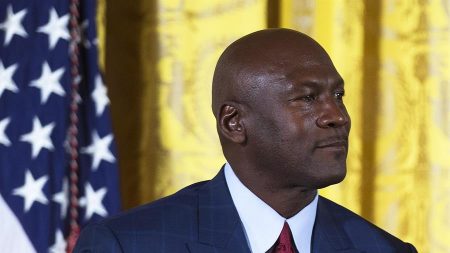 Michael Jordan doa parte de receita de documentário para entidade que combate a fome