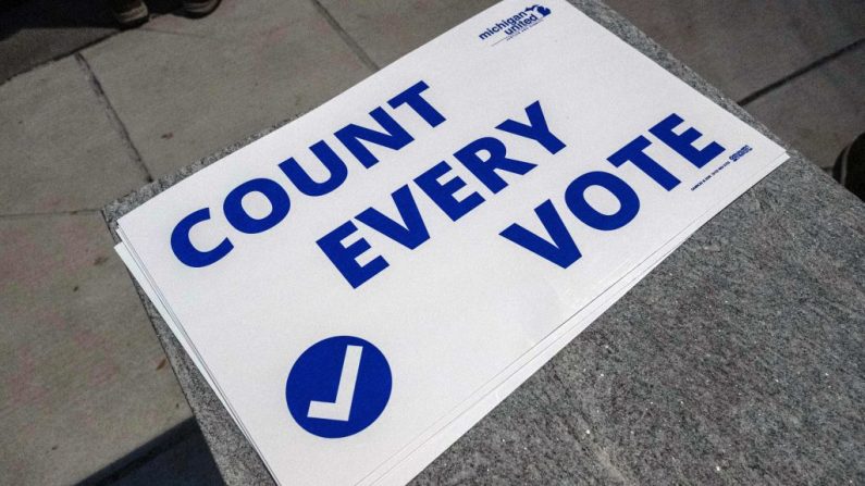 Placa com a campanha "Conte todos os votos" em Detroit, Michigan, o presidente em exercício Donald Trump desafiou a contagem dos votos por suspeita de fraude na apuração (Foto: SETH HERALD / AFP via Getty Images)