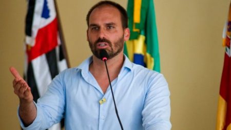 Eduardo Bolsonaro apresentará denúncia na PF após informações expostas pelo presidente da República