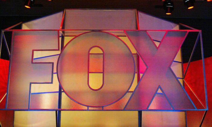 O logotipo da Fox Network é exibido no Hilton Universal Hotel, na cidade da Universal, na Califórnia, em 17 de janeiro de 2005 (Frederick M. Brown / Getty Images)