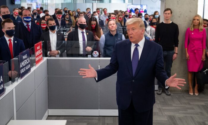 O presidente Donald Trump fala enquanto visita sua sede de campanha em Arlington, Virgínia, em 3 de novembro de 2020 (Saul Loeb / AFP via Getty Images)