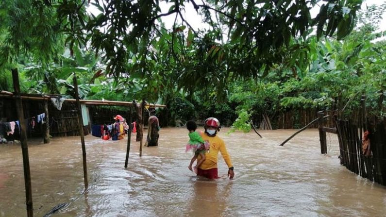 Fotografia cedida pelo Corpo de Bombeiros de Honduras durante um trabalho de resgate em uma área inundada pelo furacão Eta, em 2 de novembro de 2020 na cidade de Tela, no Caribe hondurenho (EFE / Bombeiros de Honduras)