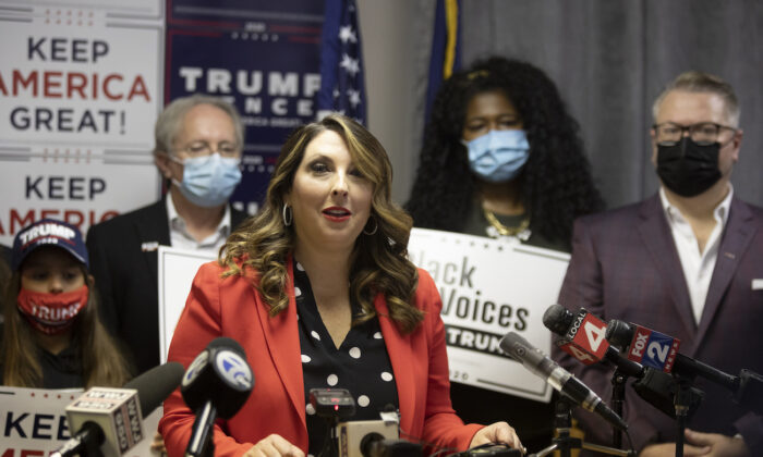 Ronna McDaniel, presidente do Comitê Nacional Republicano, durante a entrevista coletiva Trump Victory em Bloomfield Hills, Michigan, em 6 de novembro de 2020 (Elaine Cromie / Getty Images)