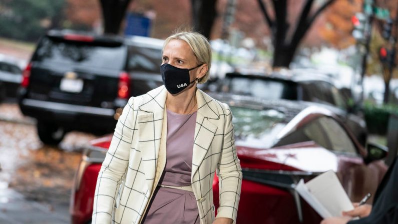 A senadora eleita Victoria Spartz (R-IN) chega ao hotel Hyatt Regency em Capitol Hill em 12 de novembro de 2020 em Washington, DC. A orientação começa para os membros recém-eleitos hoje e vai até 21 de novembro (foto de Sarah Silbiger / Getty Images)