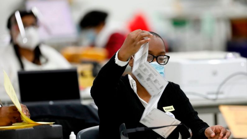 Trabalhadores eleitorais de Detroit trabalham na contagem de votos de ausentes para as eleições gerais de 2020 no TCF Center em 4 de novembro de 2020 em Detroit, Michigan (Foto por JEFF KOWALSKY / AFP via Getty Images)