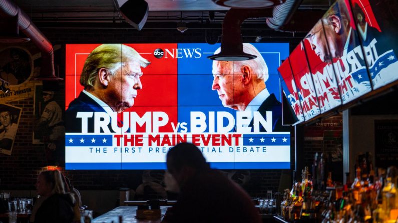 As telas de televisão que exibem o primeiro debate presidencial são vistas no Walters Sports Bar em 29 de setembro de 2020 em Washington, Estados Unidos. Americanos de todo o país assistiram ao primeiro debate presidencial entre Donald Trump e Joe Biden realizado em Cleveland (Foto de Sarah Silbiger / Getty Images)