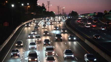 Reino Unido proibirá carros a gasolina até 2030 visando zerar emissões