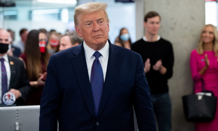 O presidente Donald Trump visita sua sede de campanha em Arlington, Va., Em 3 de novembro de 2020 (Saul Loeb / AFP via Getty Images)
