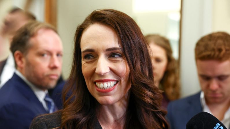 Jacinda Ardern chega a uma reunião do Partido Trabalhista em 02 de novembro de 2020 em Wellington, Nova Zelândia (Foto de Hagen Hopkins / Getty Images)