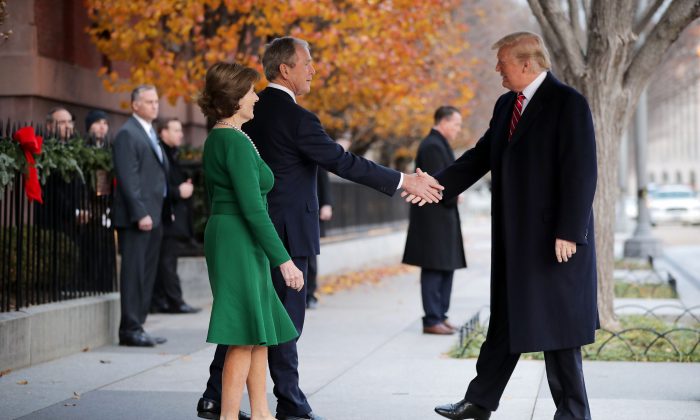 A ex-primeira-dama Laura Bush e o ex-presidente George W. Bush cumprimentam o presidente Donald Trump do lado de fora da Blair House em Washington, em 4 de dezembro de 2018 (Chip Somodevilla / Getty Images)