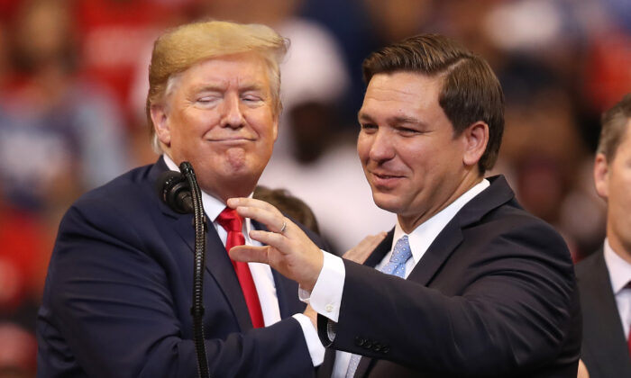 O presidente Donald Trump apresenta o governador da Flórida Ron DeSantis durante um comício de campanha de boas-vindas no BB&T Center em Sunrise, Flórida, em 26 de novembro de 2019 (Joe Raedle / Getty Images)