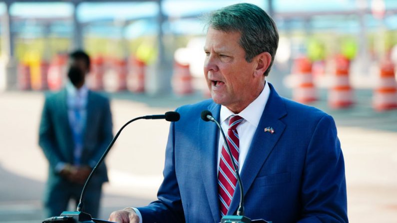 O governador da Geórgia, Brian Kemp, fala em uma entrevista coletiva (Foto: Elijah Nouvelage / Getty Images)