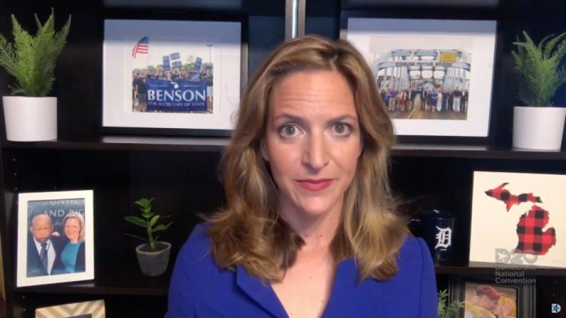 Nesta captura de tela da transmissão ao vivo do DNCC, Convenção Nacional dos Democratas de 2020, a Secretária de Estado de Michigan, Jocelyn Benson (Foto por DNCC via Getty Images)