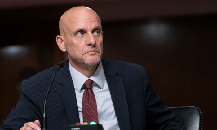 O comissário da Food and Drug Administration, Dr. Stephen Hahn, fala durante uma audiência em Washington em 23 de setembro de 2020 (Alex Edelman / Pool / AFP via Getty Images)