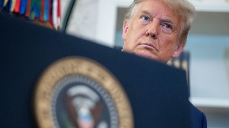 O presidente dos Estados Unidos, Donald Trump, observa durante a cerimônia de entrega da Medalha Presidencial da Liberdade (Foto: SAUL LOEB / AFP via Getty Images)