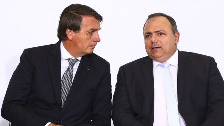 Bolsonaro enfrenta Doria: Brasil terá vacina gratuita, não obrigatória e comprovada pela ANVISA