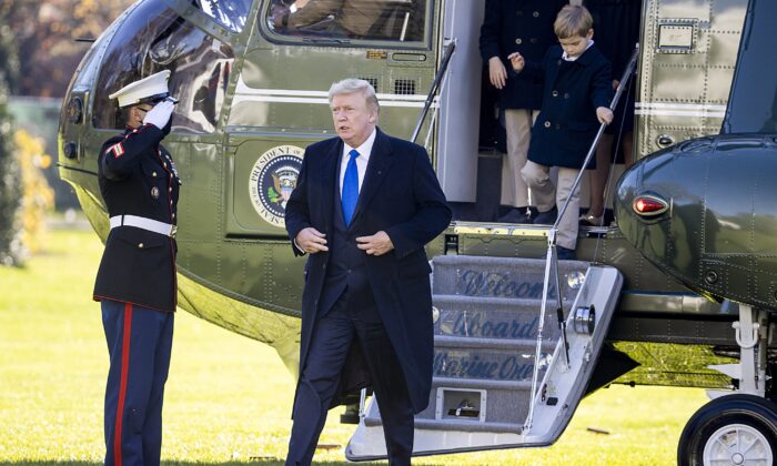 O presidente Donald Trump desembarca do Marine One no gramado sul da Casa Branca em Washington em 29 de novembro de 2020 (Tasos Katopodis / Getty Images)