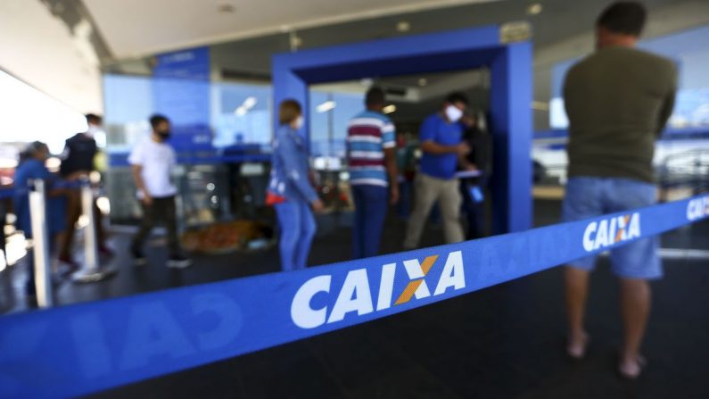 Fila para entrada em agência da Caixa, em Brasília. (Marcelo Camargo/Agência Brasil)