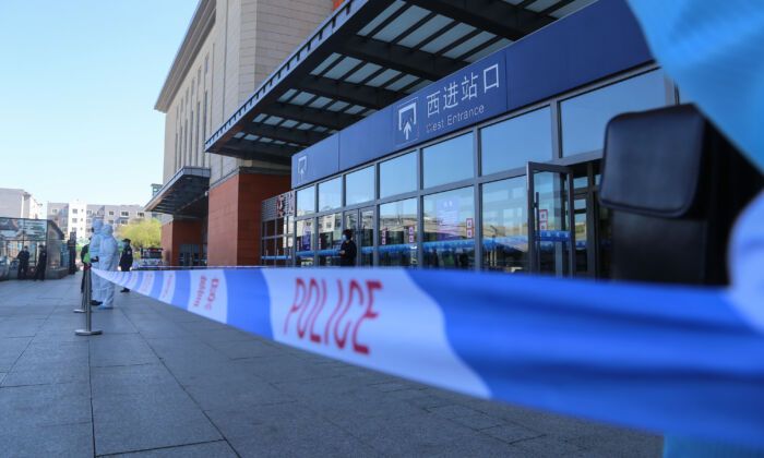 A polícia trancou a estação ferroviária da cidade de Jilin em Jilin, China, em 13 de maio de 2020 (STR / AFP via Getty Images)