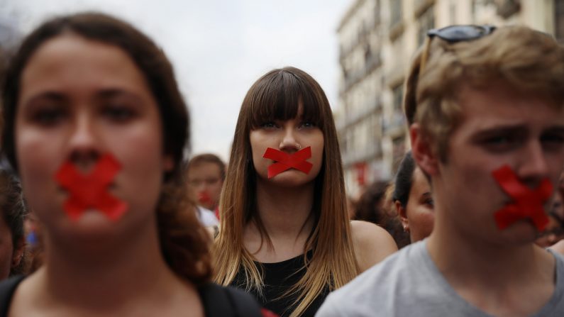 Estudantes da Espanha fazem silêncio para protestar (Getty Images)