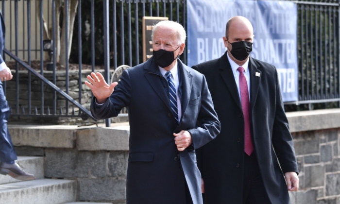 O presidente Joe Biden (C) deixa a Igreja Católica da Santíssima Trindade no bairro de Georgetown em Washington, DC em 24 de janeiro de 2021 (NICHOLAS KAMM / AFP via Getty Images)