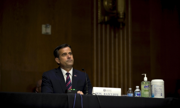 O candidato John L. Ratcliffe se senta durante uma audiência de nomeação do Comitê de Inteligência do Senado no prédio de escritórios do Senado Dirksen em Capitol Hill em Washington em 5 de maio de 2020 (Gabriella Demczuk-Pool / Getty Images). 