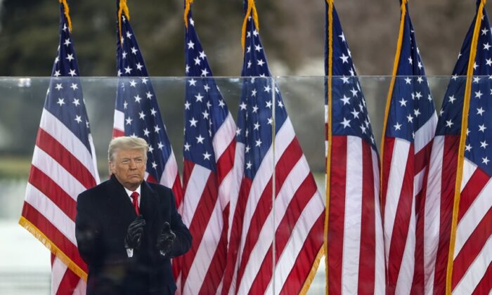 O presidente Donald Trump cumprimenta a multidão no comício "Stop The Steal" em Washington em 6 de janeiro de 2021 (Tasos Katopodis / Getty Images)