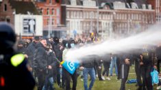 Manifestantes são dispersados com canhões de água em protestos anti-lockdown na Holanda