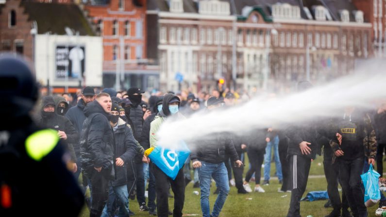 Manifestantes recebem jato d'água na Holanda (ROBIN VAN LONKHUIJSEN/ANP/AFP via Getty Images)