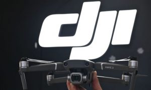 Um funcionário exibe o novo Mavic Pro 2 em uma loja DJI em Xangai em 22 de maio de 2019. (Hector Retamal / AFP / Getty Images) 