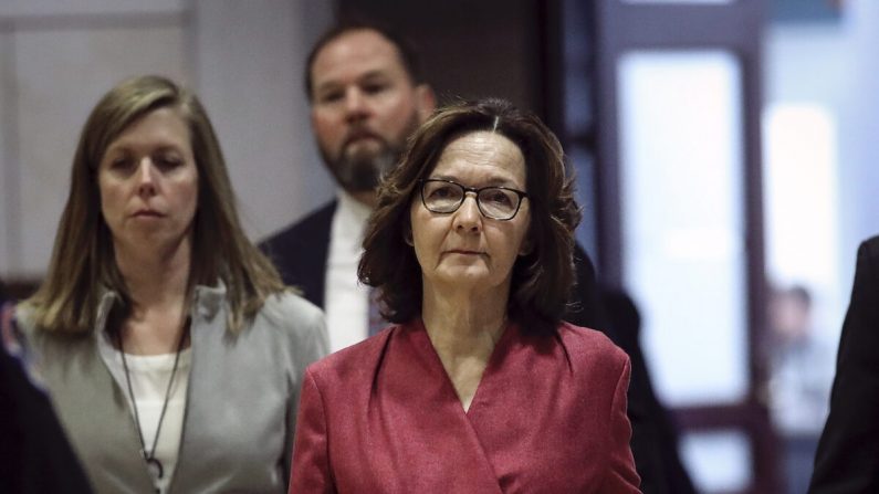 A diretora da CIA Gina Haspel chega para uma reunião com membros da Câmara dos Representantes dos Estados Unidos sobre a situação com o Irã, no Capitólio dos Estados Unidos em Washington, em 8 de janeiro de 2020. (Drew Angerer / Getty Images)