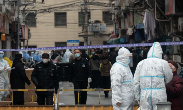 A polícia isolou uma área ao redor de um bairro residencial no distrito de Huangpu, no leste da China, em Xangai, em 21 de janeiro de 2021 (STR / AFP via Getty Images) 