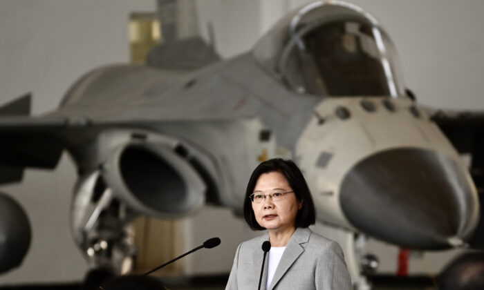 A presidente de Taiwan, Tsai Ing-wen, fala na frente de um jato de combate de defesa indígena F-CK-1 de fabricação nacional durante sua visita à Base Aérea de Penghu, Taiwan, em 20 de setembro de 2020 (Sam Yeh / AFP via Getty Images)
